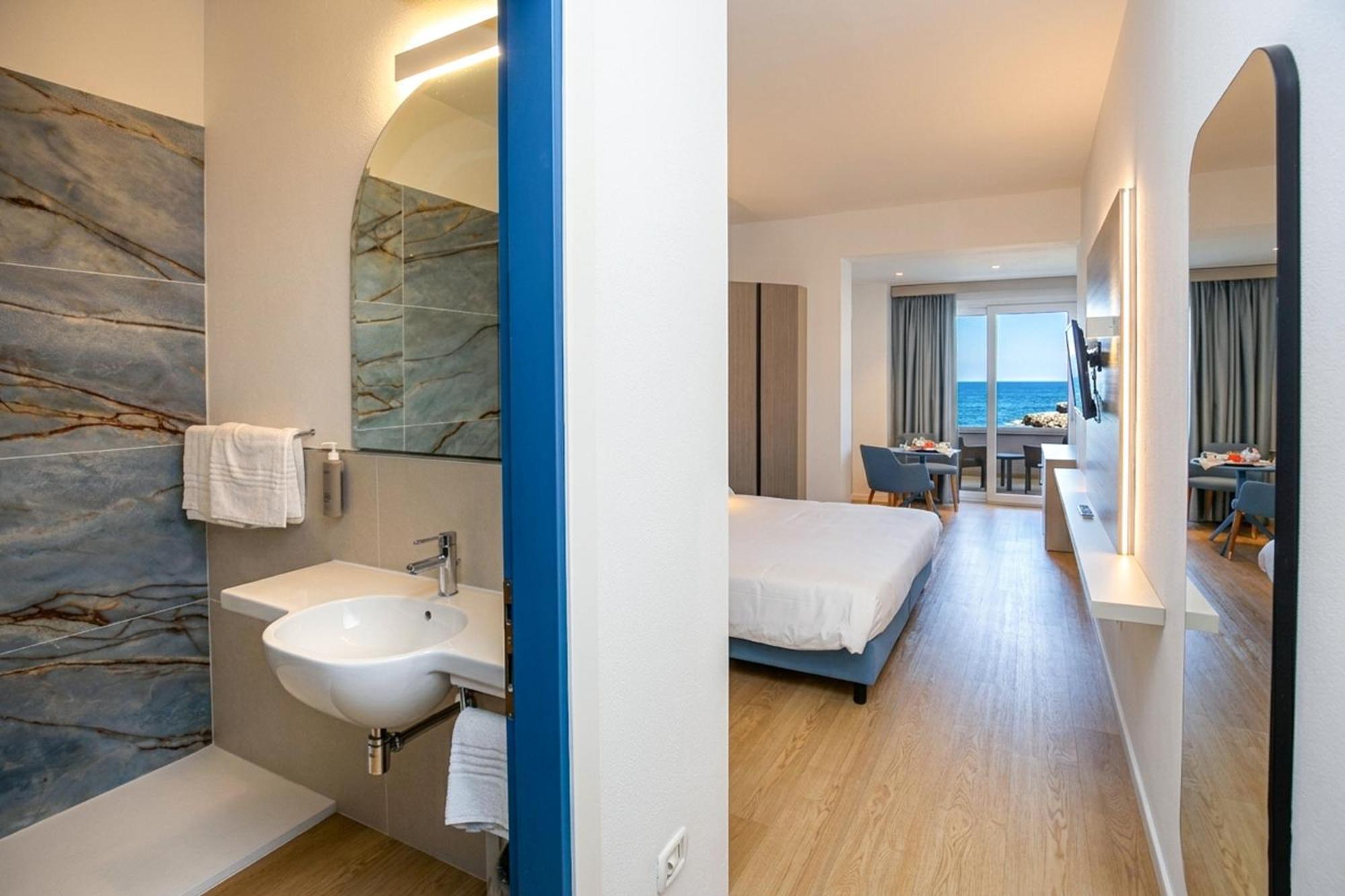 Superior Double Room Balcony Sea View